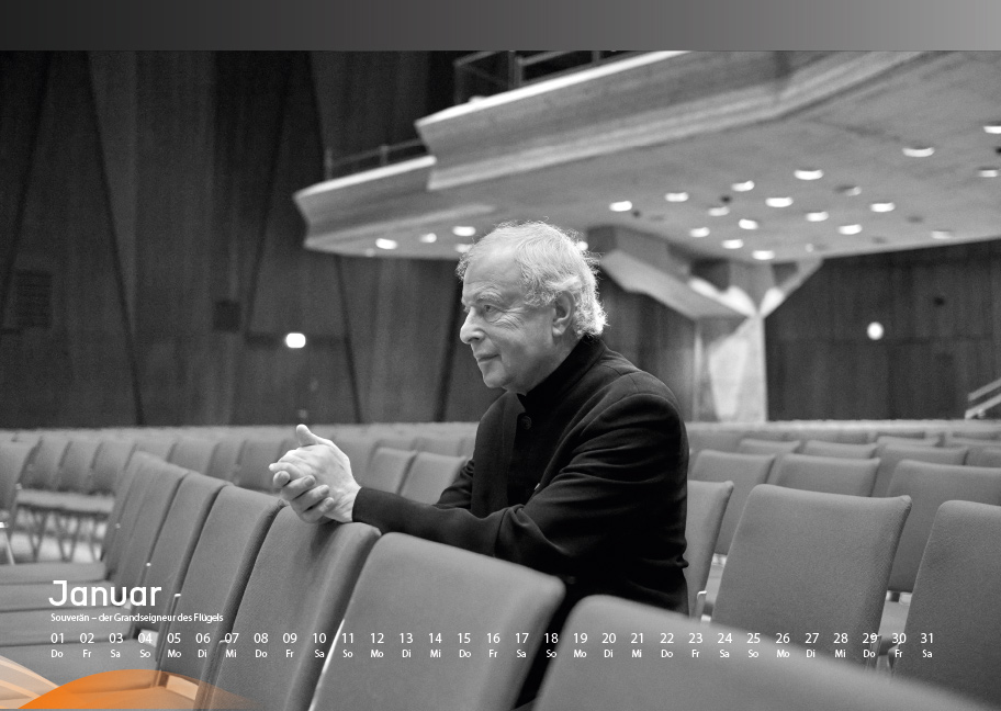 gVe-Kalender Januar: Sir András Schiff sitzt in sich gekehrt vor dem Konzert auf den Besucherplätzen, Foto von Jürgen Hinterleitner