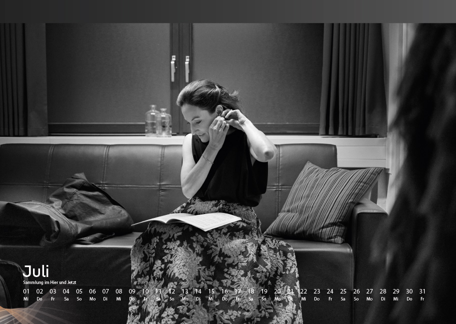 gVe-Kalender Juli: Christiane Karg kurz vor dem Auftritt in der Umkleide, Foto von Jürgen Hinterleitner