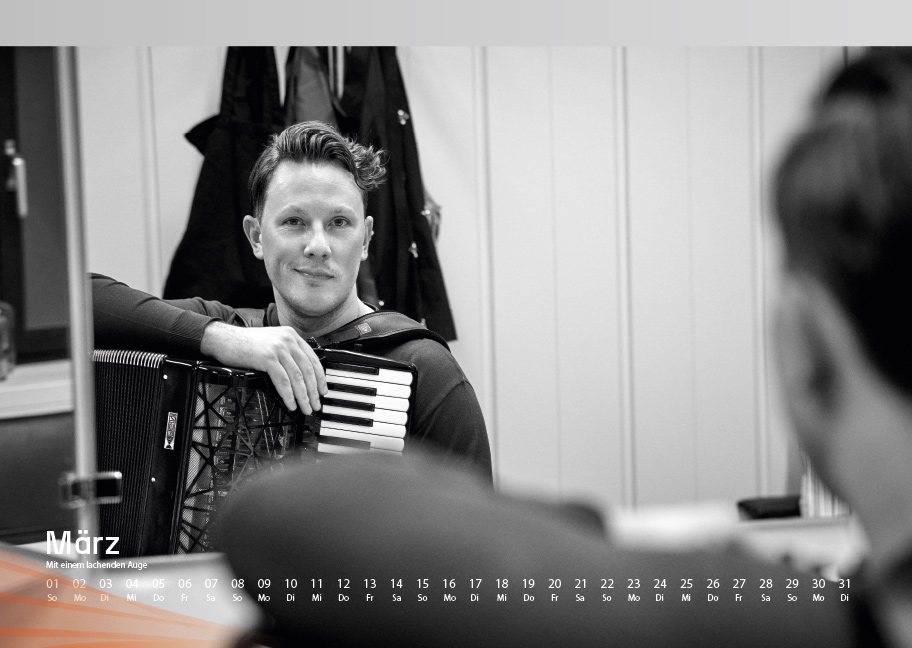 gVe-Kalender März: Martynas Levickis schaut verschmitzt in den Spiegel, Foto von Jürgen Hinterleitner